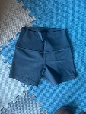 NWOT Lululemon Align 4” Oil Grey Shorts